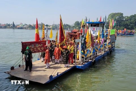Lễ nghinh thần bằng đường thủy trên sông Đồng Nai. (Ảnh: Công Phong/TTXVN)