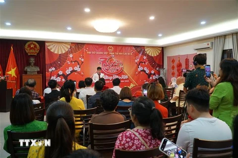 Đông đảo bà con người Việt tại Malaysia tham dự buổi gặp mặt đầu Xuân Quý Mão tại Đại sứ quán Việt Nam tại Malaysia. (Ảnh: Hằng Linh/TTXVN)