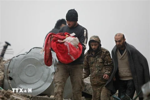 Chuyển thi thể một em nhỏ sau động đất ở thị trấn Jandaris, thành phố Afrin (Syria) ngày 6/2/2023. (Ảnh: AFP/TTXVN)