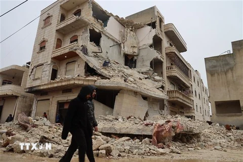 Một tòa nhà bị phá hủy sau trận động đất tại tỉnh Idlib, Syria ngày 6/2/2023. (Ảnh: AFP/TTXVN)