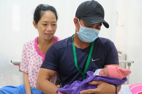 Bé gái chào đời nặng 2,2kg được chăm sóc đặc biệt và ổn định sau 3 ngày. (Nguồn: Vietnamnet)