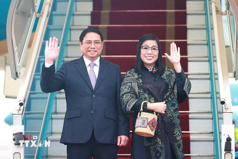 Thủ tướng Phạm Minh Chính và phu nhân rời Thủ đô Hà Nội sang thăm chính thức nước Cộng hòa Singapore và Brunei. (Ảnh: Dương Giang/TTXVN)