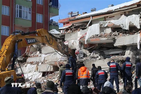 Lực lượng cứu hộ tìm kiếm nạn nhân tại hiện trường đổ nát sau trận động đất ở Adiyaman, Thổ Nhĩ Kỳ, ngày 8/2/2023. (Ảnh: THX/ TTXVN)