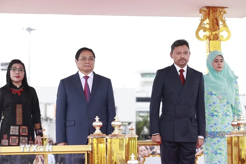 Thái tử kế vị Brunei Al-Muhtadee Billah và Phu nhân đón Thủ tướng Phạm Minh Chính và Phu nhân tại Sân bay quốc tế Brunei. (Ảnh: Dương Giang/TTXVN)