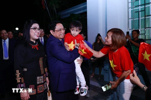 Thủ tướng Chính phủ Phạm Minh Chính với đại diện cộng đồng người Việt Nam tại Brunei. 
