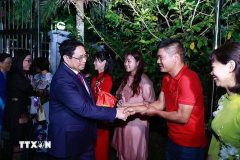 Thủ tướng Chính phủ Phạm Minh Chính với cán bộ, nhân viên Đại sứ quán và đại diện cộng đồng người Việt Nam tại Brunei. (Ảnh: Dương Giang/TTXVN)