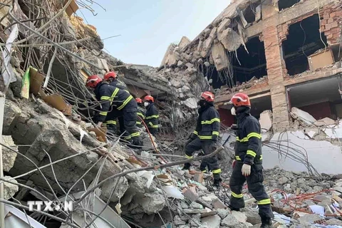 Đoàn công tác Bộ Công an, Việt Nam triển khai công tác cứu hộ, cứu nạn tại một tòa nhà ở thành phố Adiyaman, phía đông nam Thổ Nhĩ Kỳ. (Ảnh: TTXVN phát)