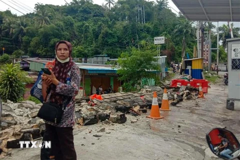 Một bức tường đổ sập sau trận động đất tại Jayapura, tỉnh Papua, miền Đông Indonesia ngày 9/2/2023. (Ảnh: AFP/TTXVN)