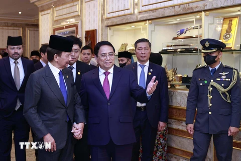 Quốc vương Hassanal Bolkiah đón Thủ tướng Phạm Minh Chính đến hội đàm. (Ảnh: Dương Giang/TTXVN)