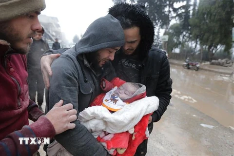 Người cha đau khổ ôm thi thể đứa con thiệt mạng sau trận động đất tại Aleppo, Syria ngày 6/2/2023. (Ảnh: AFP/TTXVN)