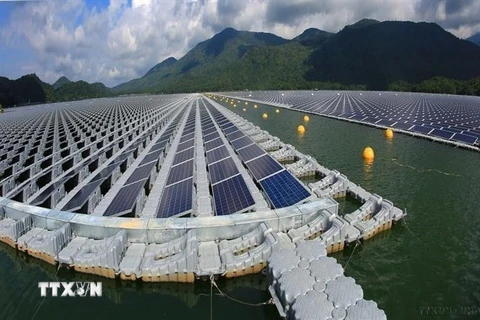 Nhà máy điện Mặt Trời trên hồ thủy điện Đa Mi, tỉnh Bình Thuận. (Ảnh: Ngọc Hà/TTXVN)