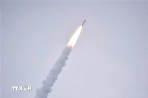 Tên lửa đẩy Epsilon-6 rời bệ phóng tại Trung tâm vũ trụ Uchinoura, tỉnh Kagoshima, Nhật Bản ngày 12/10/2022. (Ảnh: AFP/TTXVN)
