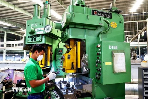 Công nhân làm việc tại Công ty CP Kềm Nghĩa Sài Gòn, Khu công nghiệp Tân Phú Trung. (Ảnh: Hồng Đạt/TTXVN)