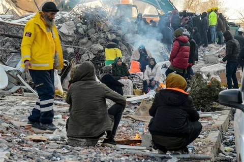 Người dân đốt lửa sưởi ấm khi mất nhà cửa sau trận động đất tại Adiyaman, Thổ Nhĩ Kỳ ngày 9/2/2023. (Ảnh: AFP/TTXVN)