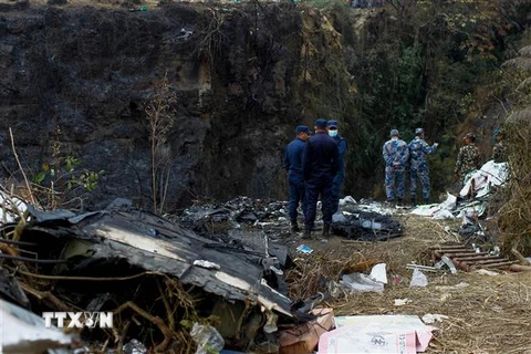 Lực lượng cứu hộ nỗ lực tìm kiếm nạn nhân tại hiện trường vụ rơi máy bay ở Pokhara, Nepal, ngày 16/1/2023. (Ảnh: THX/TTXVN)