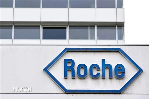 Biểu tượng của Hãng dược phẩm Roche tại trụ sở ở Basel, Thụy Sĩ. (Ảnh: AFP/TTXVN)