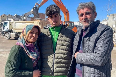 Taha Erdem bên bố mẹ sau khi được cứu thoát. (Nguồn: Arab News)