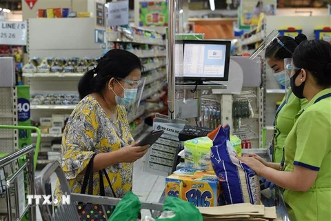 Người dân mua sắm tại một siêu thị ở Manila, Philippines. (Ảnh: AFP/TTXVN)