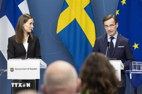 Thủ tướng Phần Lan Sanna Marin (trái) và người đồng cấp Thụy Điển Ulf Kristersson. (Ảnh: THX/TTXVN)