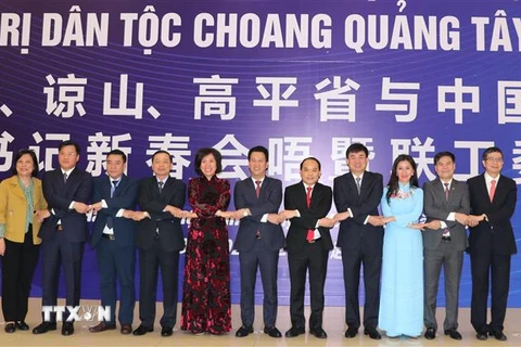Thường trực Tỉnh ủy, UBND 4 tỉnh biên giới Việt Nam ký kết biên bản hội nghị và thỏa thuận hợp tác trên nhiều lĩnh vực giữa hai bên tại điểm cầu tỉnh Hà Giang. (Ảnh: Minh Tâm/TTXVN)