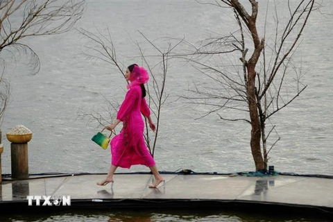 Biểu diễn thời trang tơ lụa Bảo Lộc trên sân khẩu nổi ở hồ Xuân Hương. (Ảnh: Nguyễn Dũng/TTXVN)
