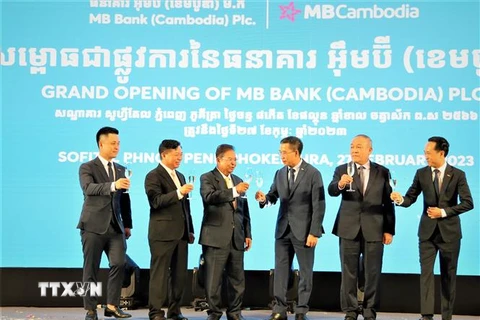 Nghi thức chúc mừng tại lễ khai trương ngân hàng thương mại 100% vốn tại Campuchia của MB. (Ảnh: Hoàng Minh/TTXVN)