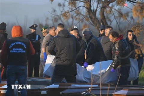 Chuyển thi thể người di cư thiệt mạng do chìm thuyền, ở gần bờ biển Steccato di Cutro, phía nam Crotone, Italy, ngày 26/2/2023. (Ảnh: AFP/ TTXVN)