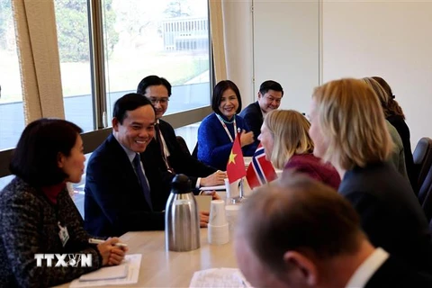 Phó Thủ tướng Trần Lưu Quang làm việc với Bộ trưởng Ngoại giao Venezuela Yvan Gil Pinto. (Ảnh: Tố Uyên/TTXVN)