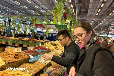 Gian hàng mứt hoa quả của doanh nghiệp Việt Nam luôn thu hút khách hàng. (Ảnh: Thu Hà/Vietnam+)