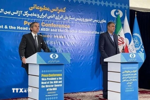 Tổng Giám đốc Cơ quan Năng lượng nguyên tử quốc tế (IAEA) Rafael Grossi (trái) và Giám đốc Tổ chức Năng lượng nguyên tử Iran Mohammad Eslami (phải) tại cuộc họp báo ở Tehran, Iran, ngày 4/3. (Ảnh: IRNA/TTXVN)