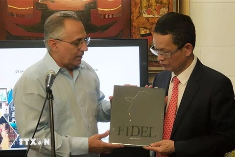 Đại sứ Cuba tại Argentina Pedro Pablo Prada tặng quà lưu niệm cho Đại sứ Việt Nam Dương Quốc Thanh tại buổi giao lưu. (Ảnh: Ngọc Tùng/TTXVN)