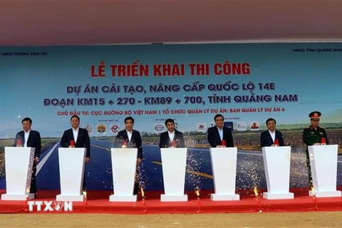 Bấm nút phát động tại lễ triển khai dự án nâng cấp mở rộng tuyến quốc lộ 14E Quảng Nam. (Ảnh: Trần Tĩnh/TTXVN)
