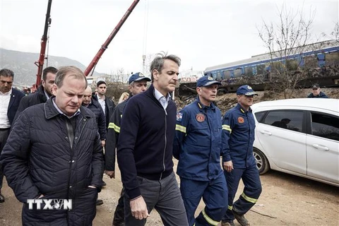 Thủ tướng Hy Lạp Kyriakos Mitsotakis (giữa) thị sát khu vực xảy ra vụ tai nạn đường sắt nghiêm trọng ở Tempi Valley gần Larissa, Hy Lạp, ngày 1/3/2023. (Ảnh: AFP/TTXVN)