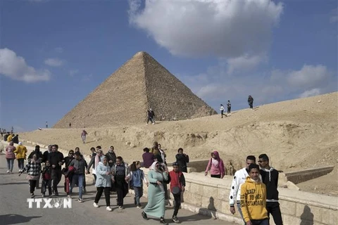 Khách du lịch tham quan Kim tự tháp Giza ở Cairo, Ai Cập. (Ảnh: AFP/ TTXVN)