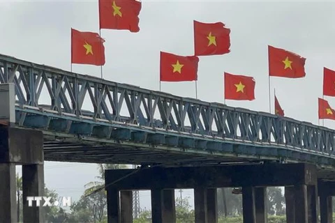 Do tình trạng xuống cấp trên cầu Hiền Lương lịch sử, Sở Giao thông vận tải tỉnh Quảng Trị đề nghị hạn chế người qua lại và sớm sửa chữa. (Ảnh: Thanh Thủy/TTXVN)