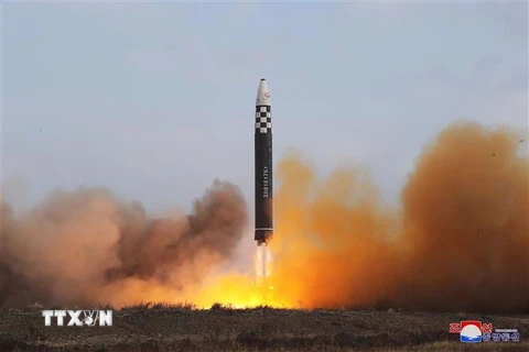 Vụ phóng tên lửa đạn đạo xuyên lục địa (ICBM) "Hwasong Gun 17" của Triều Tiên ngày 18/11/2022.( Ảnh: AFP/TTXVN)