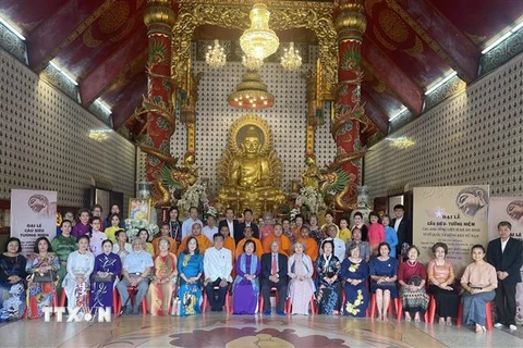 Kiều bào Thái Lan tổ chức đại lễ cầu siêu tưởng nhớ các liệt sỹ tại chùa Khánh An. (Ảnh TTXVN phát)