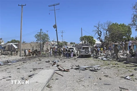 Hiện trường một vụ đánh bom xe tại Mogadishu, Somalia, ngày 12/1/2022. (Ảnh minh họa: AFP/TTXVN)