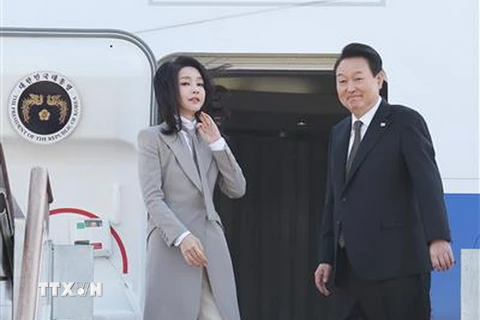 Tổng thống Hàn Quốc Yoon Suk Yeol (phải) và phu nhân lên máy bay trong chuyến thăm Nhật Bản tại căn cứ không quân ở Seongnam, phía nam Seoul, ngày 16/3/2023. (Ảnh: YONHAP/TTXVN)