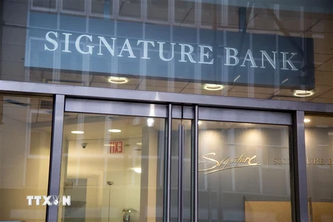Biểu tượng của Ngân hàng Signature Bank ở New York, Mỹ. (Ảnh: THX/TTXVN)