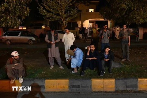 Người dân sơ tán ra bên ngoài các tòa nhà sau trận động đất tại Islamabad, Pakistan, ngày 21/3/2023. (Ảnh: AFP/ TTXVN)