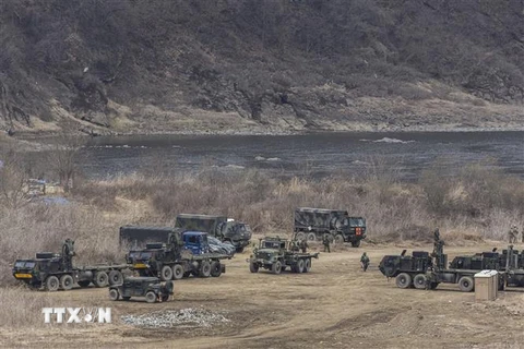 Binh sỹ Hàn Quốc và Mỹ tham gia cuộc tập trận chung ở Yeoncheon, cách thủ đô Seoul của Hàn Quốc 60km về phía bắc, ngày 15/3/2023. (Ảnh: Yonhap/ TTXVN)