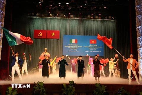 Biểu diễn văn nghệ chào mừng kỷ niệm 50 năm thiết lập quan hệ ngoại giao Việt Nam-Italy tại Thành phố Hồ Chí Minh. (Ảnh: Hứa Chung/TTXVN)