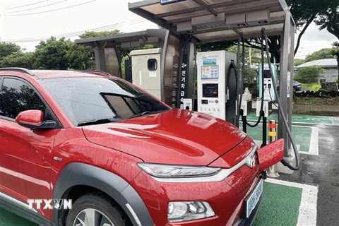 Xe ôtô điện đang trở thành phương tiện di chuyển chính của người dân đảo Jeju, Hàn Quốc. (Ảnh: Anh Nguyên/TTXVN)
