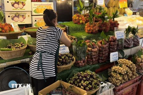 Tiểu thương Thái Lan bày bán trái cây tại chợ đầu mối ở Thủ đô Bangkok, Thái Lan. (Ảnh: Huy Tiến/TTXVN)