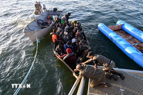 Người di cư được giải cứu bởi lực lượng chức năng Tunisia ở ngoài khơi thành phố Sfax ngày 4/10/2022. (Ảnh minh họa: AFP/TTXVN)
