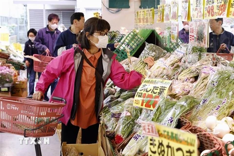 Người dân mua sắm tại một siêu thị ở Tokyo, Nhật Bản. (Ảnh: Kyodo/TTXVN)