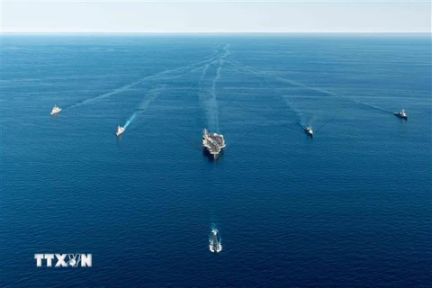 Các tàu hải quân bao gồm cả tàu sân bay USS Ronald Reagan tham gia cuộc tập trận chung Mỹ-Nhật-Hàn ở vùng biển phía Đông Bán đảo Triều Tiên ngày 30/9/2022. (Ảnh: Yonhap/TTXVN)