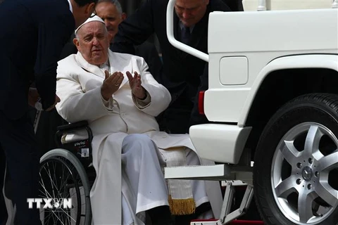 Giáo hoàng Francis được dìu lên xe sau khi phát biểu tại Vatican, ngày 29/3/2023. (Ảnh: AFP/TTXVN)