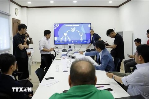 Sinh viên trường đại học Cần Thơ của Việt Nam trình bày với Ban Giám khảo về ý tưởng sáng chế của nhóm. (Ảnh: Phạm Kiên/TTXVN)